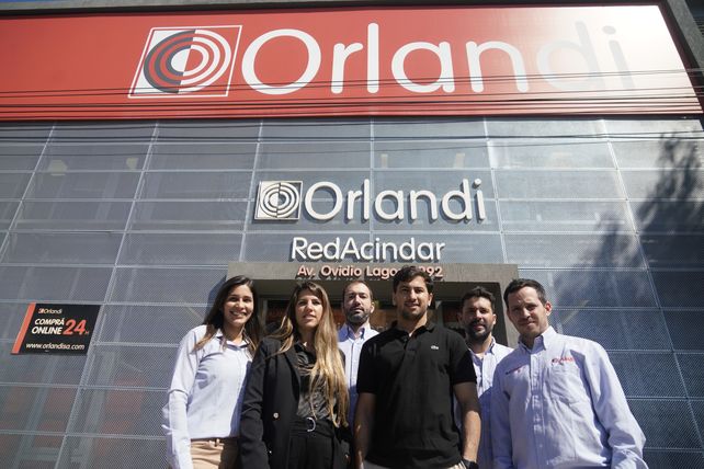 Hay equipo: María y Juan Ignacio, de negro, rodeados por los gerentes de Orlandi SA.
