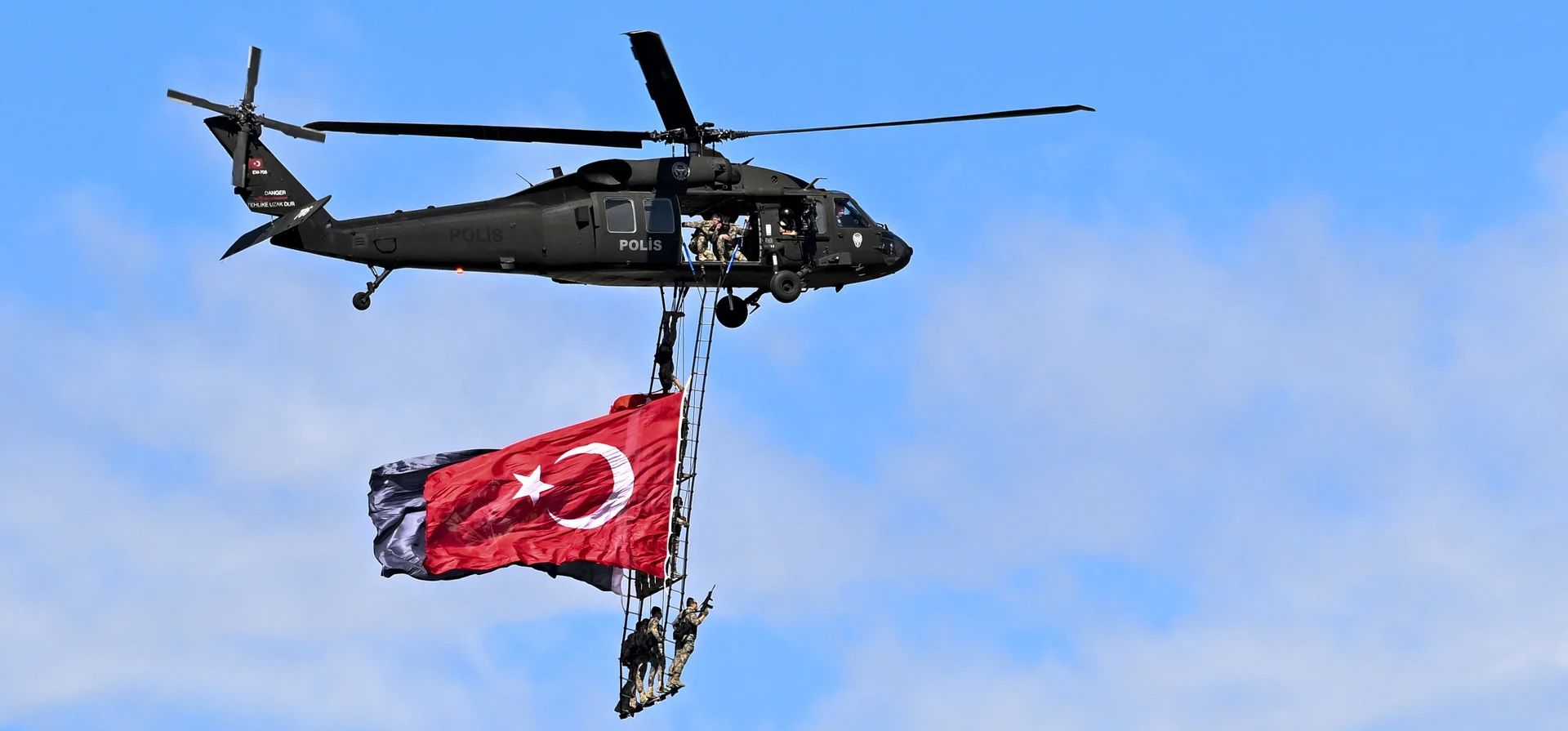 Equipos de operaciones especiales de la policía actúan con un helicóptero durante el evento tecnológico y aeroespacial Teknofest, Adana, Turquía. Fotografía: Utku Uçrak/Anadolu/Getty Images Equipos de operaciones especiales de la policía actúan con un helicóptero durante el evento tecnológico y aeroespacial Teknofest, Adana, Turquía. Fotografía: Utku Uçrak/Anadolu/Getty Images