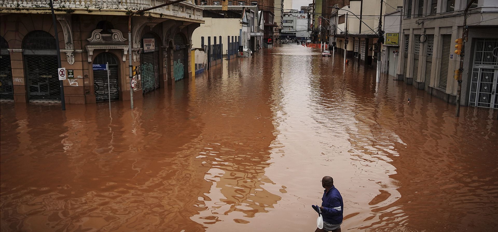 Un hombre camina por una calle inundada debido a las intensas lluvias, el viernes 3 de mayo de 2024, en Porto Alegre, estado de Río Grande do Sul, Brasil. (AP Foto/Carlos Macedo) Un hombre camina por una calle inundada debido a las intensas lluvias, el viernes 3 de mayo de 2024, en Porto Alegre, estado de Río Grande do Sul, Brasil. (AP Foto/Carlos Macedo)