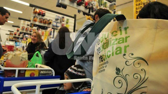 Walmart se convierte en la primera cadena en ofrecer bolsas biodegradables en el país
