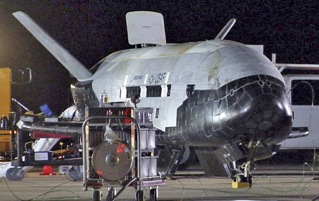 Misterio. El X-37B tras tocar tierra en la base Vandenberg de California.