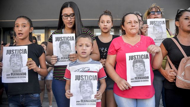 Parananeses pidiendo justicia por Fernando en la puerta del Poder Judicial&nbsp;