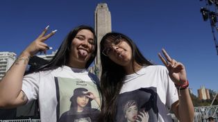 Fanáticas de Nicki Nicole hacen fila desde temprano en las inmediaciones del Monumento para asegurarse un lugar en la primera fila