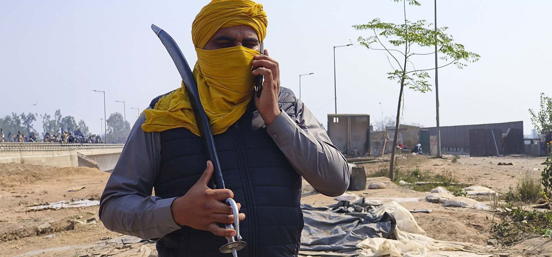 Un granjero sij porta una espada ceremonial mientras habla por teléfono celular cerca de la frontera de Shambhu que divide los estados del norte de Punjab y Haryana, a casi 200 kilómetros de Nueva Delhi, India, el miércoles 14 de febrero de 2024. Los agricultores indios que protestaban el miércoles se enfrentaron con la policía por segundo día consecutivo mientras decenas de miles de ellos intentaban marchar a la capital, Nueva Delhi, para exigir precios garantizados para sus productos. (Foto AP/Rajesh Sachar) Un granjero sij porta una espada ceremonial mientras habla por teléfono celular cerca de la frontera de Shambhu que divide los estados del norte de Punjab y Haryana, a casi 200 kilómetros de Nueva Delhi, India, el miércoles 14 de febrero de 2024. Los agricultores indios que protestaban el miércoles se enfrentaron con la policía por segundo día consecutivo mientras decenas de miles de ellos intentaban marchar a la capital, Nueva Delhi, para exigir precios garantizados para sus productos. (Foto AP/Rajesh Sachar)