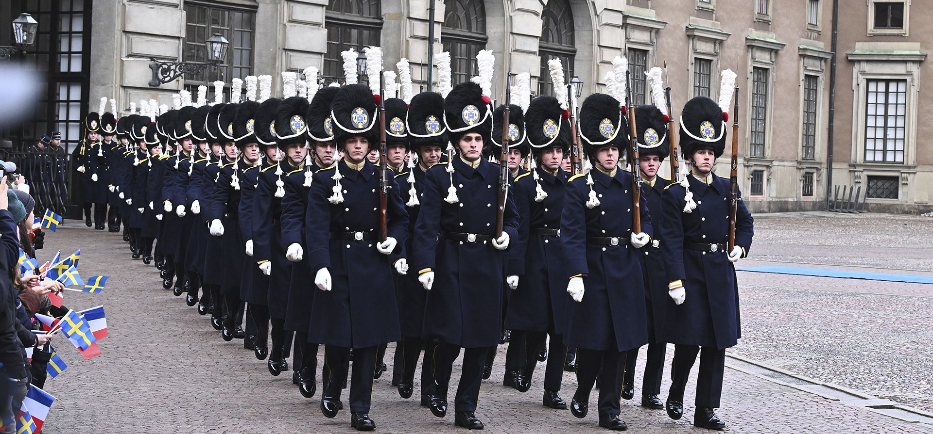 Los granaderos de los salvavidas en el Palacio Real de Estocolmo, Suecia, el martes 30 de enero de 2024. El presidente de Francia, Emmanuel Macron, inició una visita de estado de dos días en Estocolmo durante la cual se reunirá con el primer ministro sueco, Ulf Kristersson, y el monarca del país, el rey Carlos XVI Gustavo. (Claudio Bresciani/TT vía AP) Los granaderos de los salvavidas en el Palacio Real de Estocolmo, Suecia, el martes 30 de enero de 2024. El presidente de Francia, Emmanuel Macron, inició una visita de estado de dos días en Estocolmo durante la cual se reunirá con el primer ministro sueco, Ulf Kristersson, y el monarca del país, el rey Carlos XVI Gustavo. (Claudio Bresciani/TT vía AP)