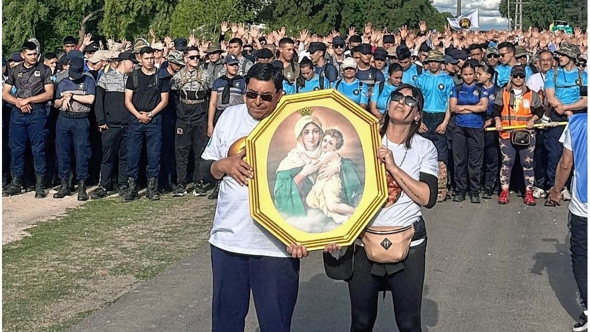 Miles de fieles ya recorren la Peregrinación de los Pueblos entre Hasenkamp y Paraná