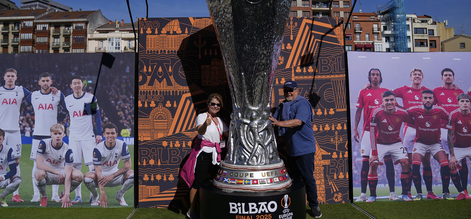 Aficionados posan para una foto junto a una réplica gigante del trofeo de la Europa League antes de la final de fútbol entre el Tottenham Hotspur y el Manchester United en el estadio de San Mamés de Bilbao, España, el miércoles 21 de mayo de 2025. (Foto AP/Manu Fernandez) Aficionados posan para una foto junto a una réplica gigante del trofeo de la Europa League antes de la final de fútbol entre el Tottenham Hotspur y el Manchester United en el estadio de San Mamés de Bilbao, España, el miércoles 21 de mayo de 2025. (Foto AP/Manu Fernandez)