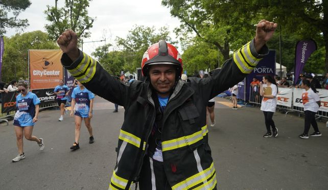 El bombero que corrió la Maratón La Capital con 12 kilos encima y emocionó a todos