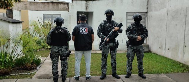 Efectivos de la Policía de Investigaciones escoltan a uno de los detenidos por venta de drogas en Coronel Domínguez y Acebal.