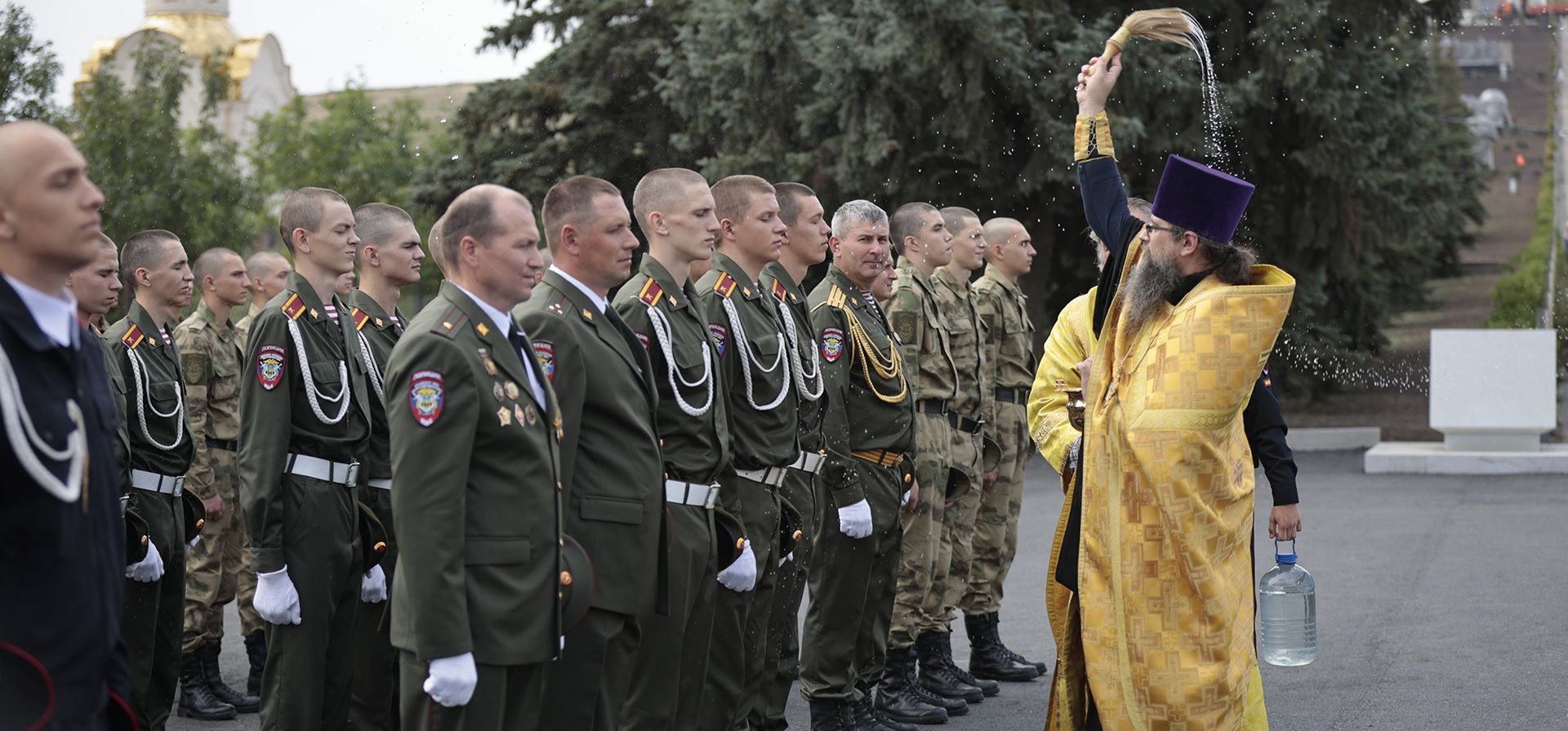 Un sacerdote ortodoxo bendice a los cadetes y oficiales de la Academia del Ministerio del Interior de la República Popular de Donetsk durante una ceremonia de juramentación el día del inicio de clases en Saur-Mogila, separatista República Popular de Donetsk, este de Ucrania, el jueves 1 de septiembre de 2022.