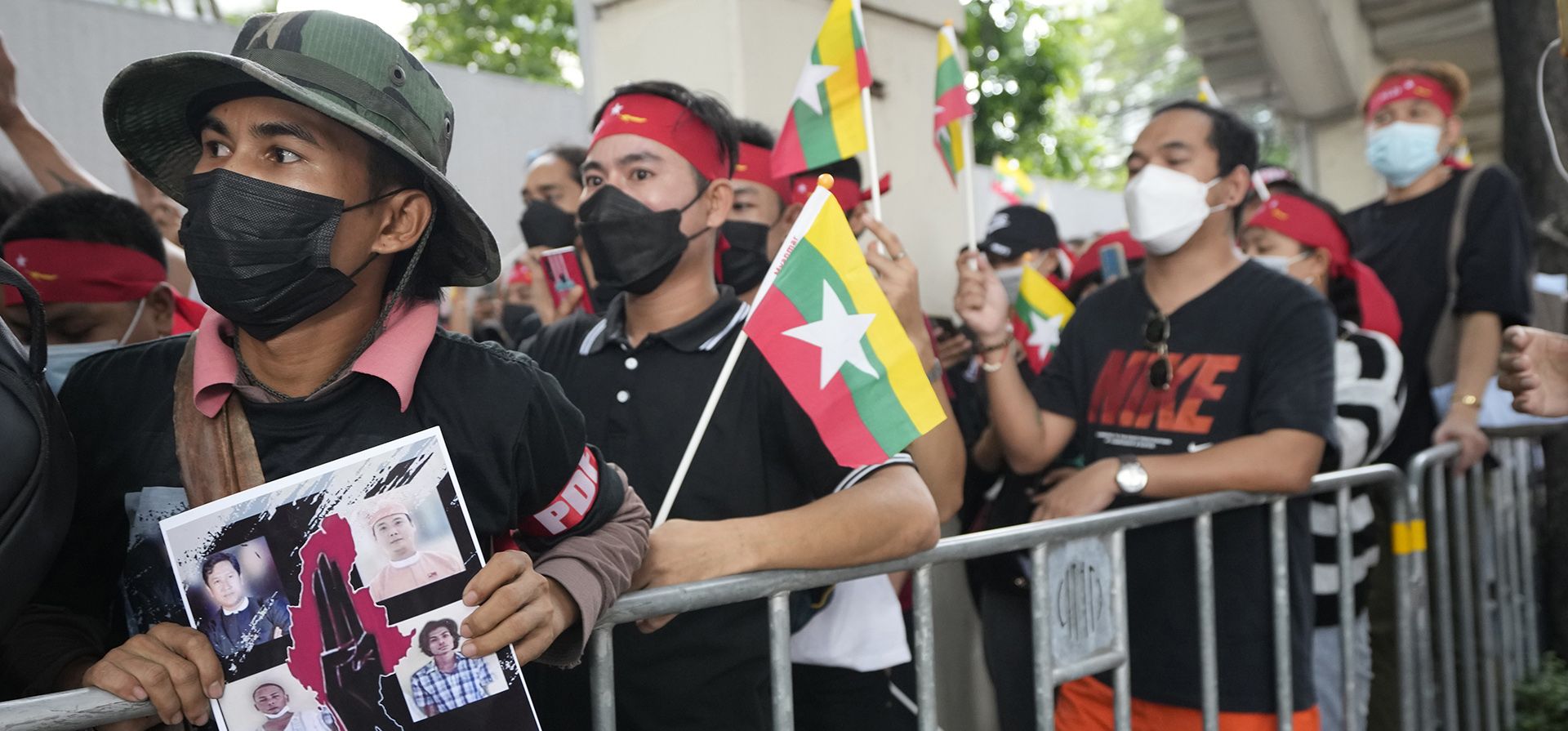 Ciudadanos de Myanmar que viven en Tailandia sostienen fotografías de los presos políticos ejecutados en Myanmar, mientras protestan frente a la embajada en Bangkok, Tailandia, el martes 26 de julio de 2022.