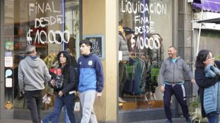 La encuesta de Came también reflejó un deterioro en el ánimo de los comerciantes. En el centro de Rosario los comercios cierran sus puertas y liquidan stock.