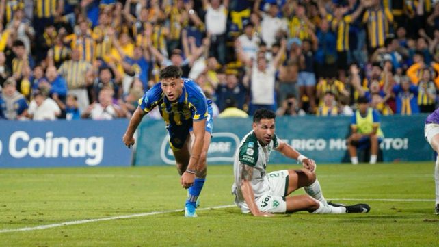 Alejo Veliz empieza a correr para festejar el 1 a 0 de Central sobre Sarmiento