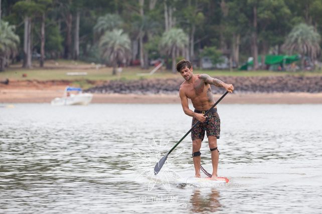 Pancho marcando la técnica en el agua planchada del Lago.&nbsp;