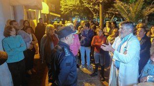 Vecinos concentrados frente a la Comisaría 8va. de barrio Guadalupe, con el pedido de seguridad.