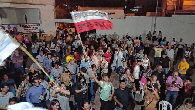 Los festejos se hicieron sentir en el bunker de Juntos por Entre Ríos. (Foto Darío Buffet)