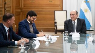 El gobernador Maximiliano Pullaro en la firma del convenio junto al jefe de Gabinete, Guillermo Francos.