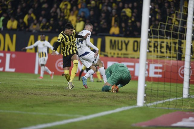 Módica intenta convertir en cancha de Peñarol. En ese partido Central se quedó afuera de la Libertadores.