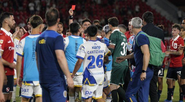 Zunino le muestra la roja a Malcorra tras la derrota de Central en cancha de Independiente.