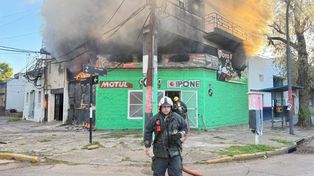 Destrucción total: un local de motos fue consumido por el fuego