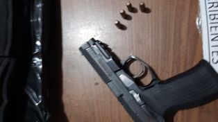 Recuperaron la moto y el arma robadas a una policía en la autopista y detuvieron a cuatro delincuentes