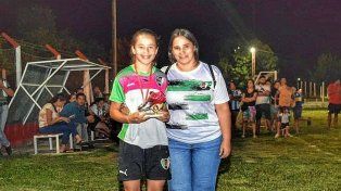 Carol Pascal junto a su madre. Ahora vestirá los colores de River.