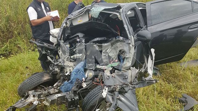 Impactante accidente entre un auto y un camión deja una mujer con severos politraumatismos