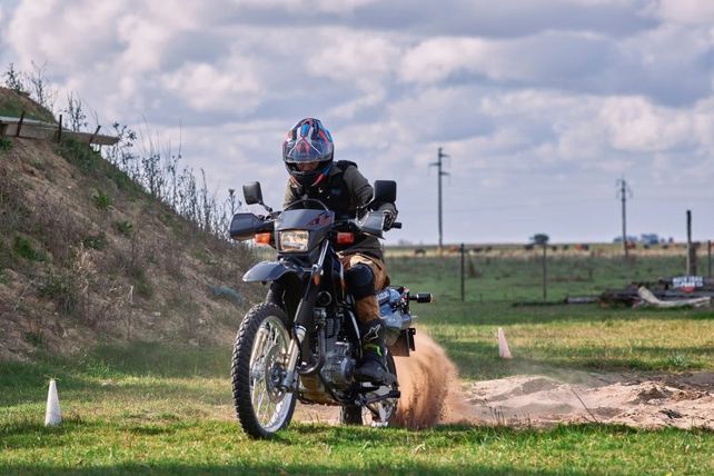 La DR 650 es una moto que se adapta a todos los tipos de terrenos.