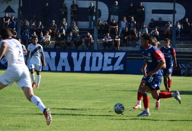 Central Córdoba. El Pato Sánchez inicia el ataque para el matador ante Lamadrid. Los dirigidos por Teglia y Acoglanis no levantan cabeza.&nbsp;