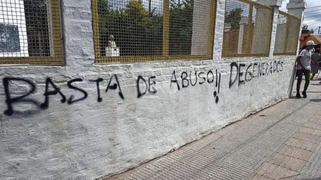 Las paredes hablan. La bronca por los abusos también quedó grabada en los muros.&nbsp; 