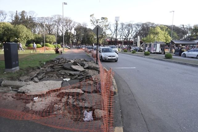 Parque Independencia en obras. Las tareas de retiro de los senderos de asfalto continúan en la zona de avenida Centenario