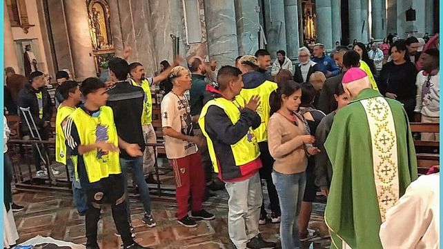 Paraná. En la Catedral Nuestra Señora del Rosario el obispo recibió a integrantes de la caminata nacional.