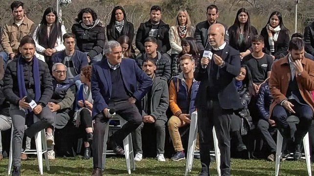 Horacio Rodríguez Larreta escucha a Emilia Mernes mientras sigue de campaña