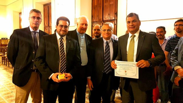 Reconocimiento. Correa recibió el diploma&nbsp;que lo acredita como visitante ilustre del Colegio y de la Asociación de Exalumnos del Colegio.