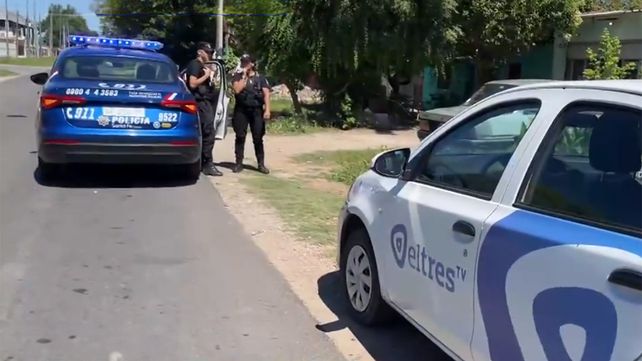Dos periodistas de El Tres fueron violentamente asaltados cuando fueron a cubrir la muerte de un joven al que le robaron la moto.