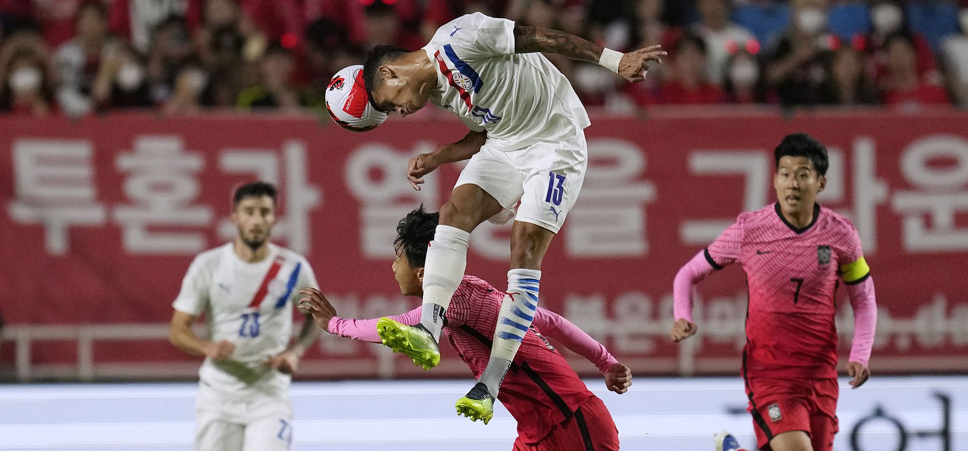 Iván Cazal de Paraguay lucha por el balón contra Paik Seung-ho de Corea del Sur durante el partido amistoso de fútbol en el estadio de la Copa Mundial de Suwon, Corea del Sur.