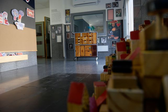 La sala con sus murales y carromatos para armar relatos.