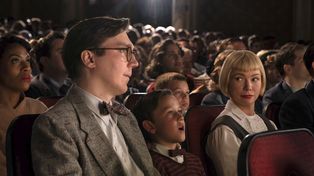Un pequeño Spielberg en el cine junto a sus padres, interpretados por Paul Dano y Michelle Williams.&nbsp; 