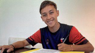 El juvenil Iván Barbona firmó su primer contrato con Colón