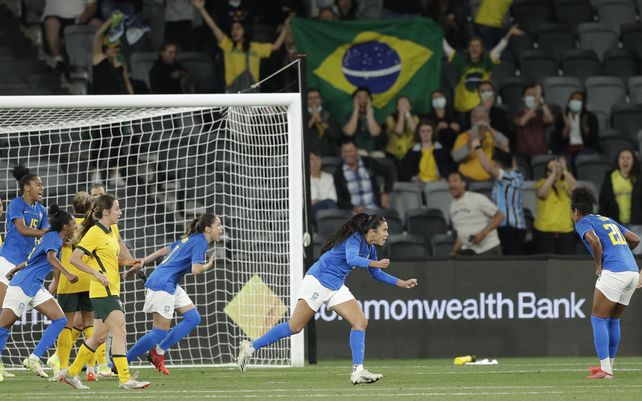 La selección femenina de fútbol de Brasil celebra después de anotar un gol durante su partido amistoso contra Australia en Sydney