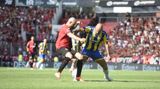 Carlos González disputa la pelota con Carlos Quintana. El nueve de Newells perdió el duelo con el zaguero canalla.