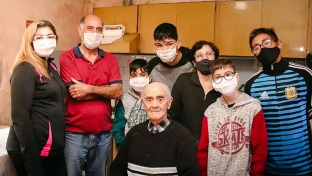 La familia de Marcos Becerra celebró sus 100 años con todos los cuidados sanitarios.&nbsp;