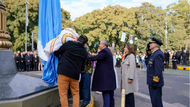 El acto comenzó el izamiento de la Bandera el mástil ubicado sobre bulevar Oroño.
