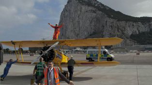 Con 94 años voló en el ala de un avión biplano