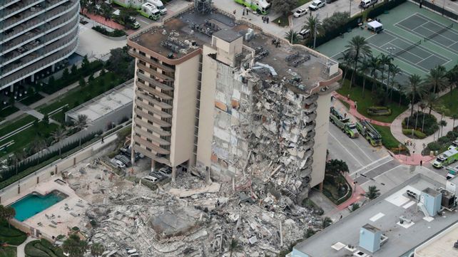 El ala de un edificio de 12 pisos de Miami se desplomó la madrugada de este jueves.&nbsp;