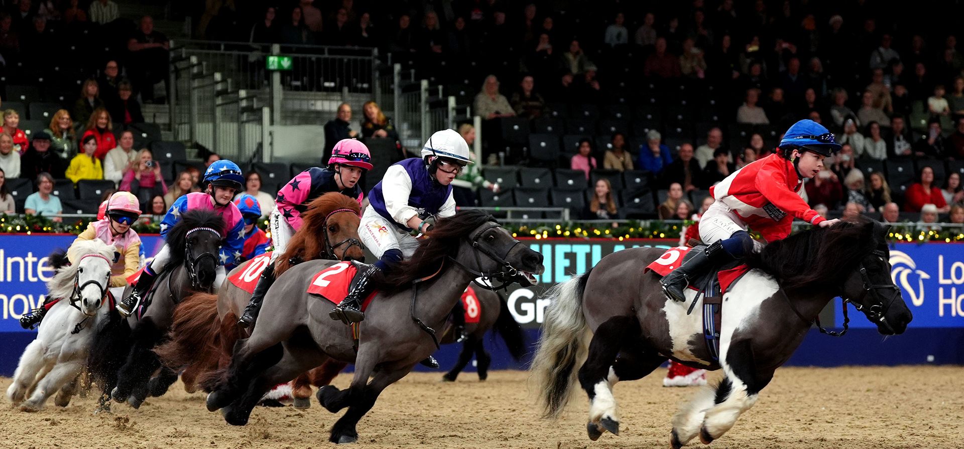 Acción del Shetland Pony Grand National en el segundo día del London International Horse Show, el viernes 19 de diciembre de 2025. (Ben Whitley/PA vía AP)