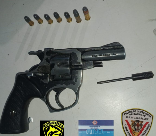 El revólver hallado en poder de los presuntos atacantes de una casa en Villa Gobernador Gálvez.&nbsp;