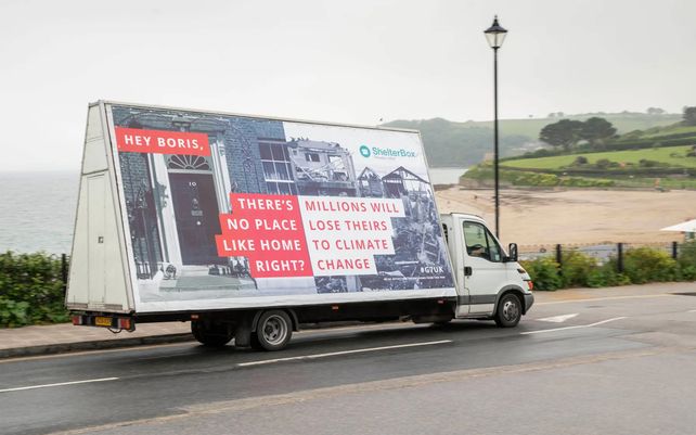 Una furgoneta promueve la campaña ShelterBox Pérdida del hábitat humano en Falmouth. Fotografía: Adam Gasson / PA