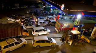 Un canal de TV demostró que el crudo en India es más barato que el agua mineral