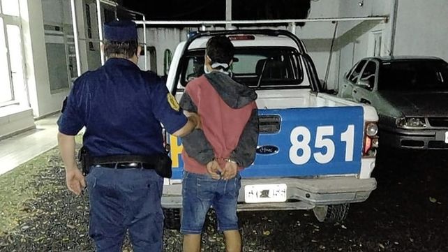 El hombre armado estaba robando dentro de un Renault 19 cuando el dueño lo encontró